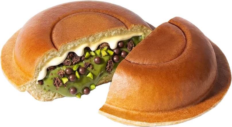 L'OVNI Glacé coupé en deux : brioche dorée, cœur de glace pistache, chocolat blanc et perles chocolatées