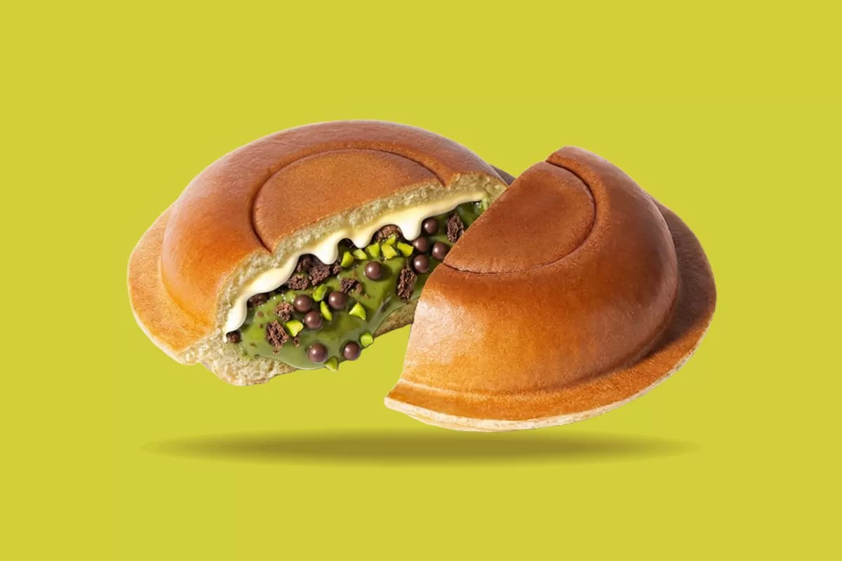 L'OVNI Glacé coupé en deux sur fond vert anis